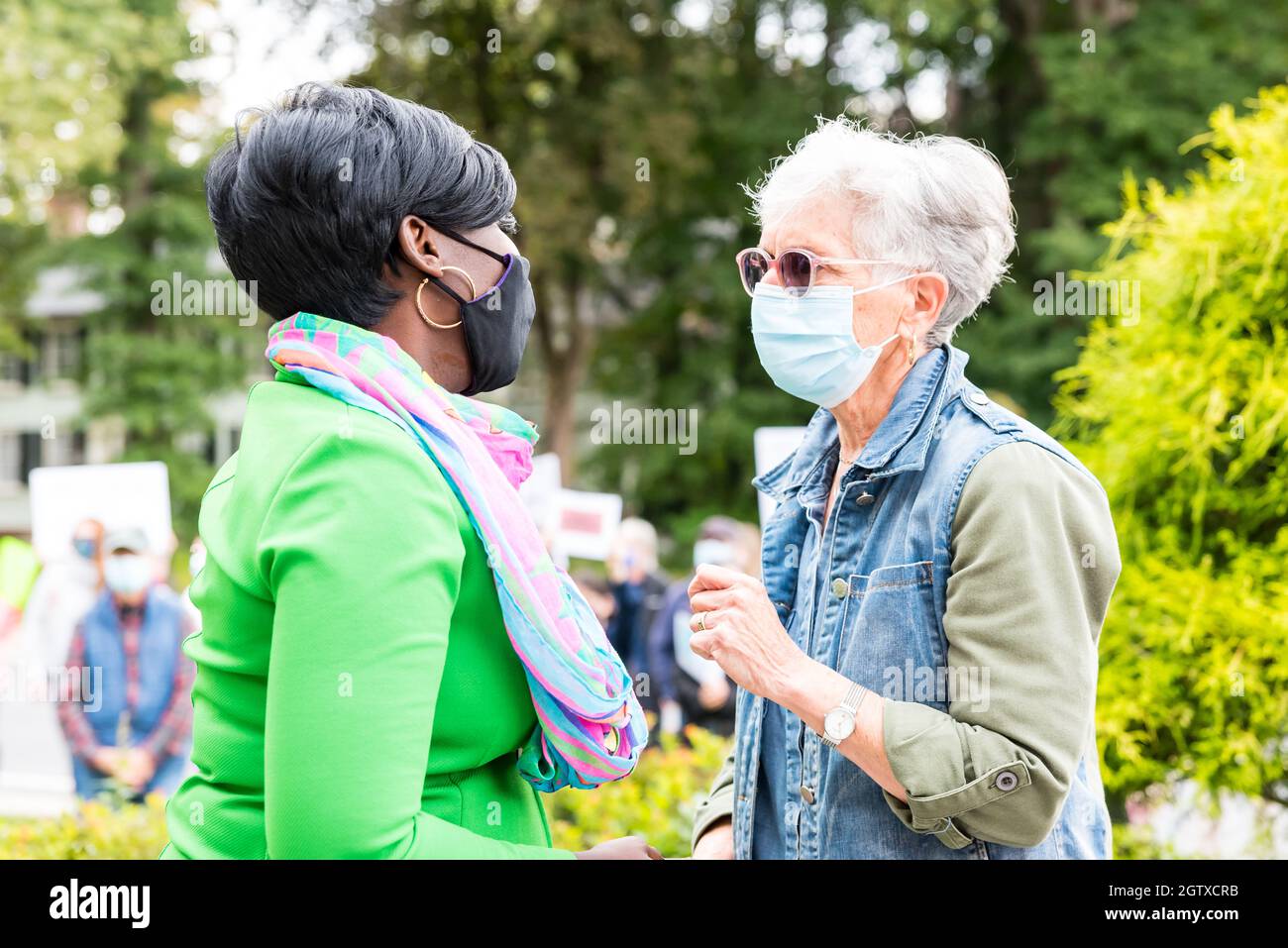 Kundgebung für Abtreibungsjustiz im Rathaus. Acton, Massachusetts. Oktober 2021. Stockfoto