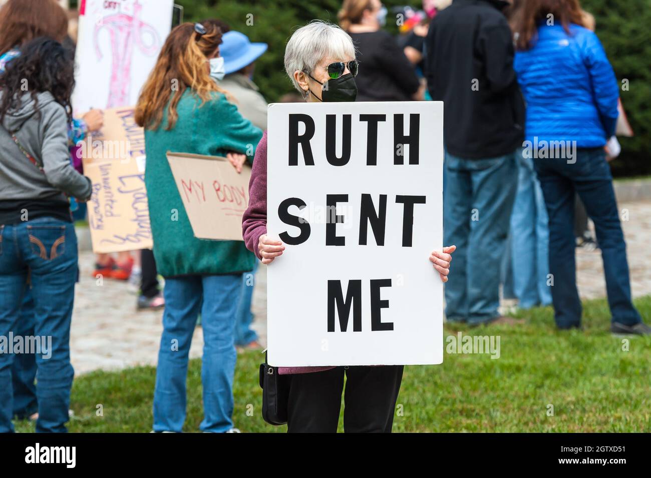 Kundgebung für Abtreibungsjustiz im Rathaus. Acton, Massachusetts. Oktober 2021. Stockfoto