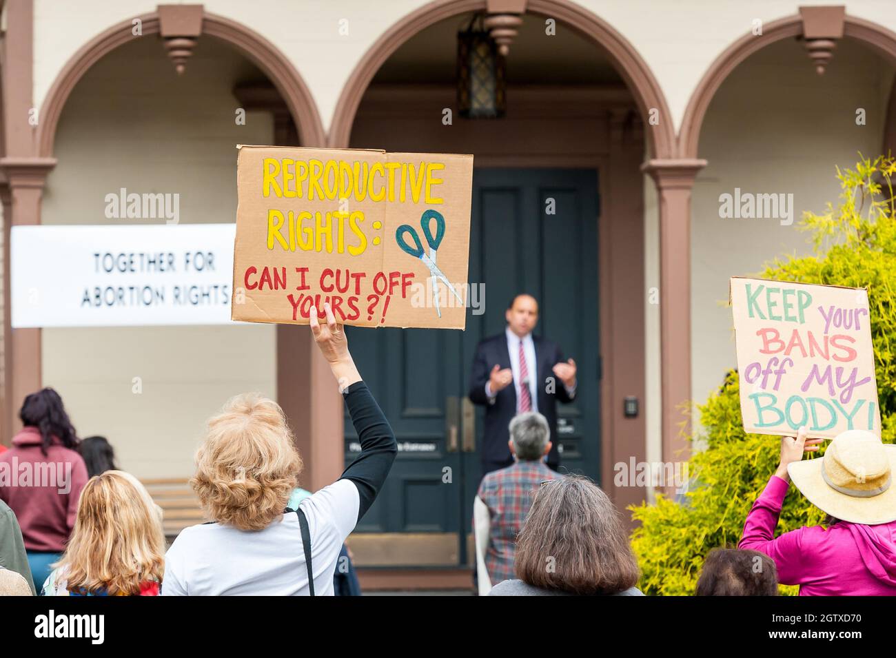 Kundgebung für Abtreibungsjustiz im Rathaus. Acton, Massachusetts. Oktober 2021. Stockfoto