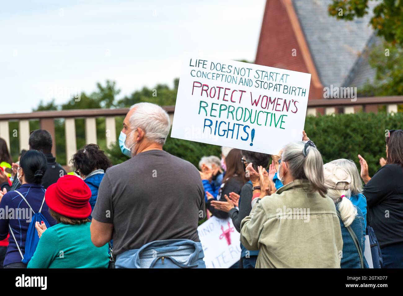 Kundgebung für Abtreibungsjustiz im Rathaus. Acton, Massachusetts. Oktober 2021. Stockfoto