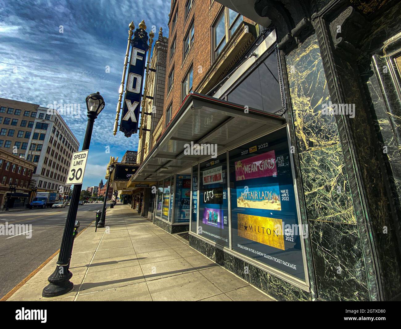 Saint Louis, MO – 30. September 2021; Blick auf den Vordereingang und den Ticketschalter des fabelhaften Fox Theatre in St. Louis. Stockfoto