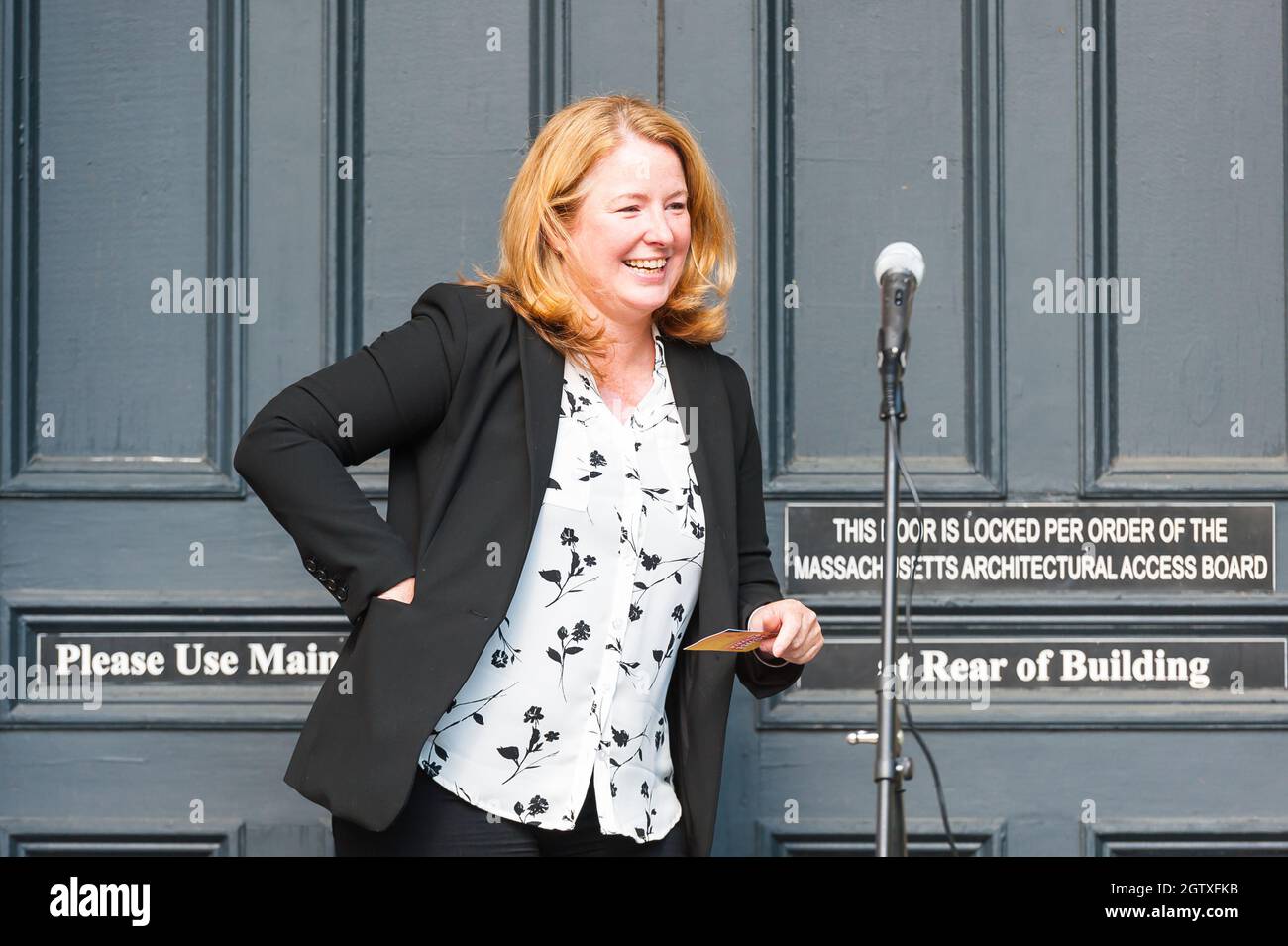 Kundgebung für Abtreibungsjustiz im Rathaus. Acton, Massachusetts. Oktober 2021. Stockfoto