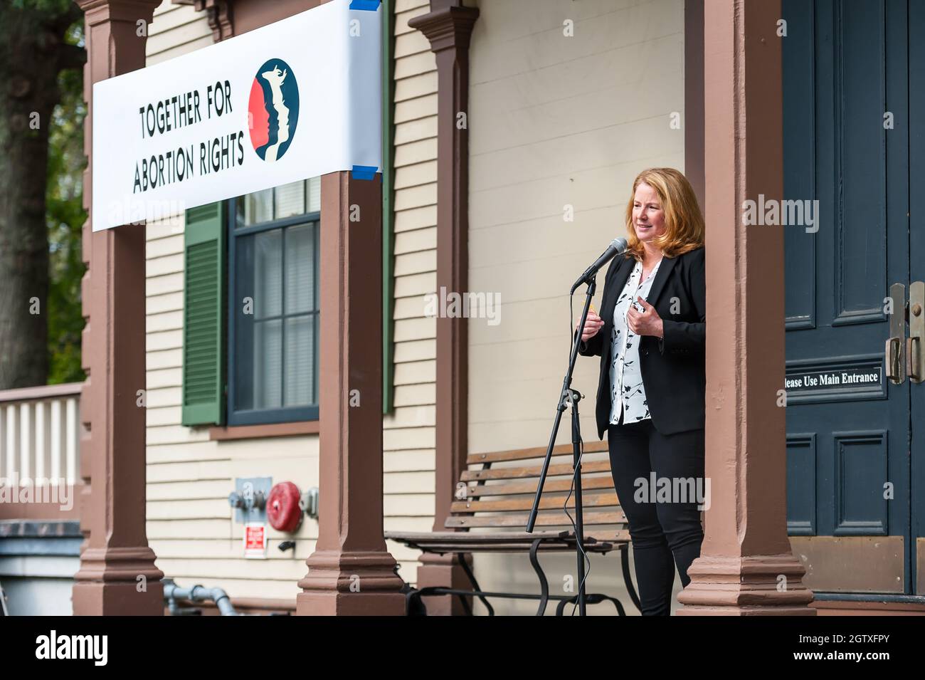 Kundgebung für Abtreibungsjustiz im Rathaus. Acton, Massachusetts. Oktober 2021. Stockfoto