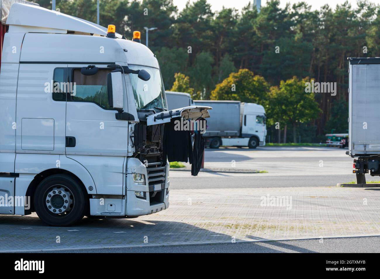 Alltag für Fernfahrer, Waschen und Trocknen von Kleidung auf einem Parkplatz Stockfoto