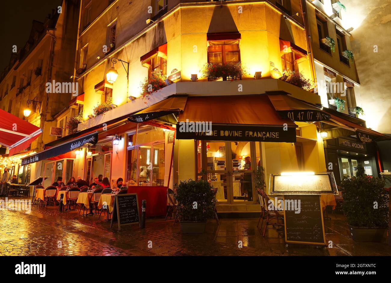 Das traditionelle französische Restaurant Viande bovine Francaise befindet sich im Quartier Latin in der Nacht, Paris, Frankreich. Stockfoto