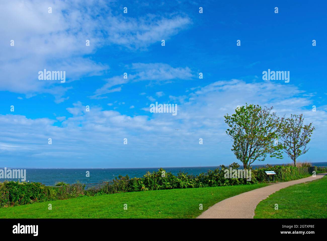 Landschaftlich schöner Blick auf das Land und das Wasser auf der Klippenwanderung in Newport, Rhode Island -06 Stockfoto