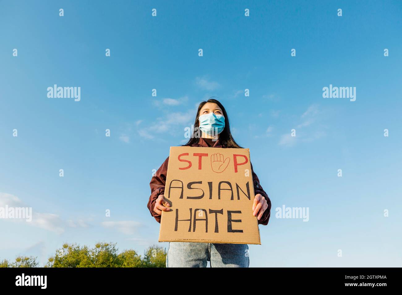 Asiatische Frau protestiert gegen Hass in der Ausbruchsituation des Coronavirus Stockfoto