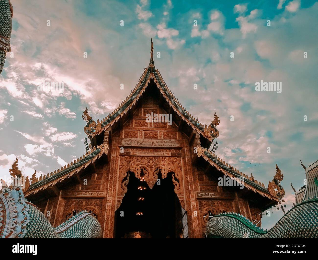 Blick In Den Tempel Gegen Den Wolkigen Himmel Stockfoto