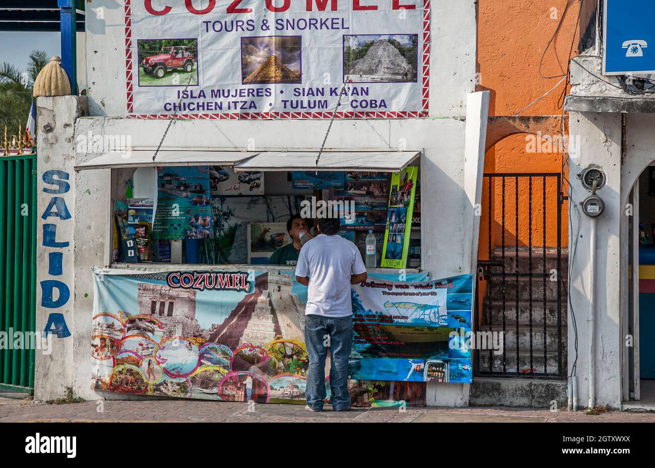 Mexiko, Mai 2011 - Storefront eines rudimentären lokalen Reiseveranstalters, der Touren und Ausflüge in Mexiko verkauft Stockfoto