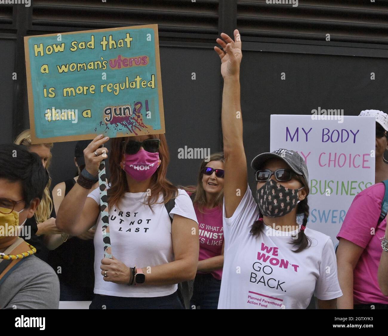 Los Angeles, Usa. Oktober 2021. Tausende von Menschen gehen heute in der Innenstadt von Los Angeles und an anderen Orten im Südwesten auf die Straße, um die reproduktiven Rechte zu unterstützen, Teil einer landesweiten Serie von Demonstrationen gegen das nahezu vollständige Abtreibungsverbot von Texas am Samstag, den 1. Oktober 2021. Die Women's March Foundation veranstaltete ihren offiziellen marsch in Washington, DC, mit mehr als 600 "Schwestermärschen" auf nationaler Ebene. Foto von Jim Ruymen/UPI Credit: UPI/Alamy Live News Stockfoto