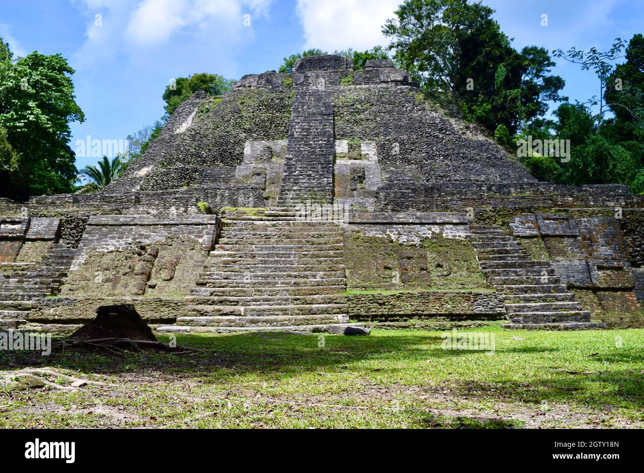 Blick auf den Hohen Tempel von Lamanai von vorne. Stockfoto