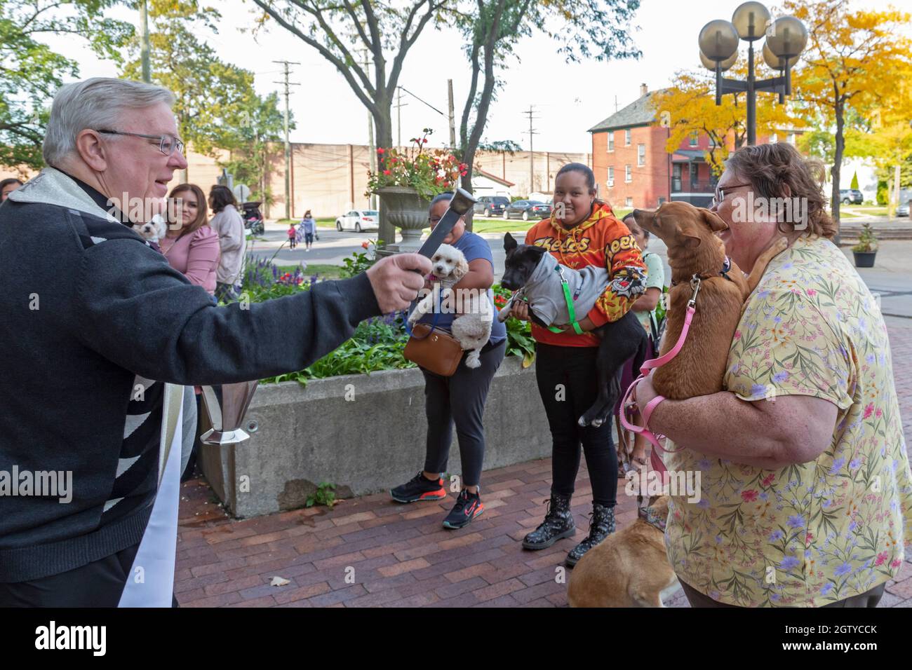 Detroit, Michigan, USA. Oktober 2021. Msgr. Charles Kosanke führt den Vorsitz über den Segen der Haustiere in der katholischen Kirche der St.-Anna-Basilika. Die findet am Fest des heiligen Franz von Assisi statt, der der Schutzpatron der katholischen Kirche für Tiere und die Umwelt ist. Kredit: Jim West/Alamy Live Nachrichten Stockfoto