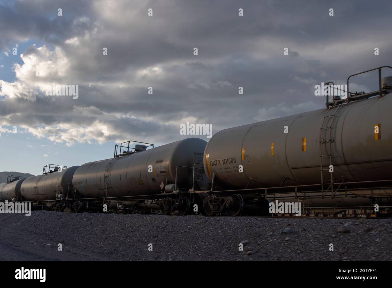Eisenbahnkesselwagen mit Gefahrgut auf einem Abstellgleis in einem Zug Hof. Stockfoto