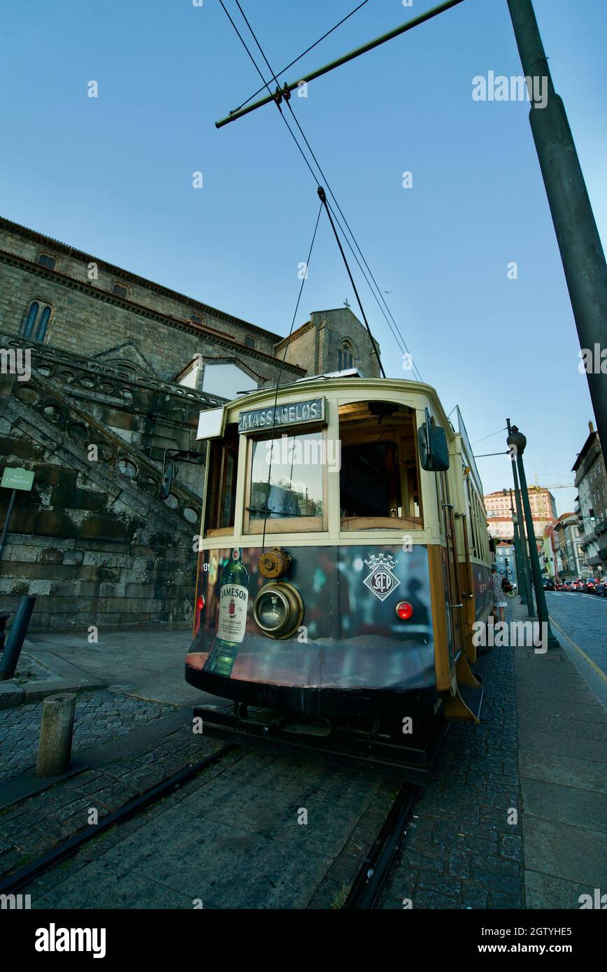 Die Heritage Tram in Porto, Portugal. Eine Straßenbahn, die durch die Straßen von Porto nach Massarelos fährt. Stockfoto
