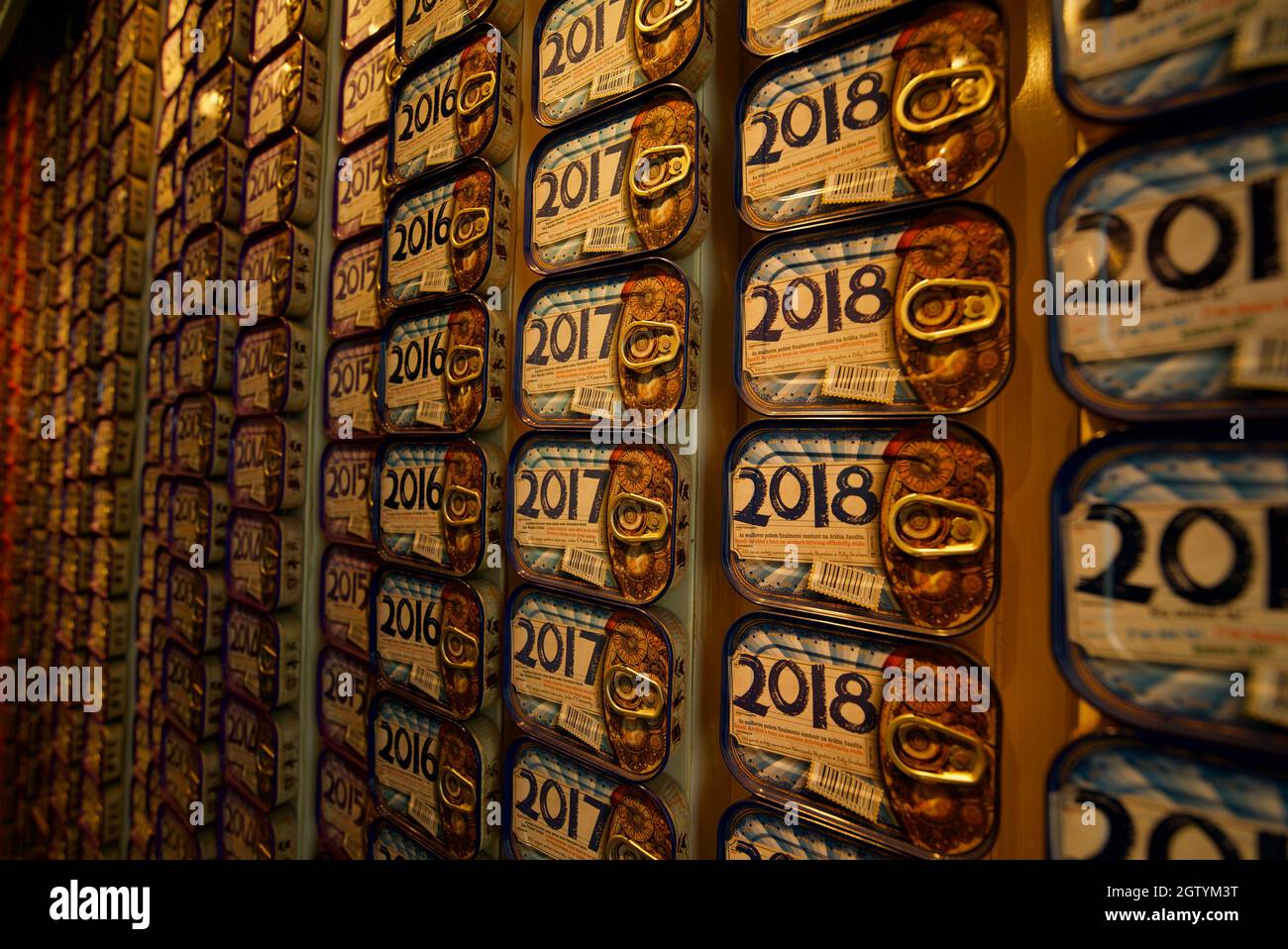 Der fantastische World of Portuguese Sardines Shop. Sardinen in Dosen zum Verkauf, „Mundo Fantástico das Conservas Portuguesa“, Sardinha enlatada vom 2018. Stockfoto