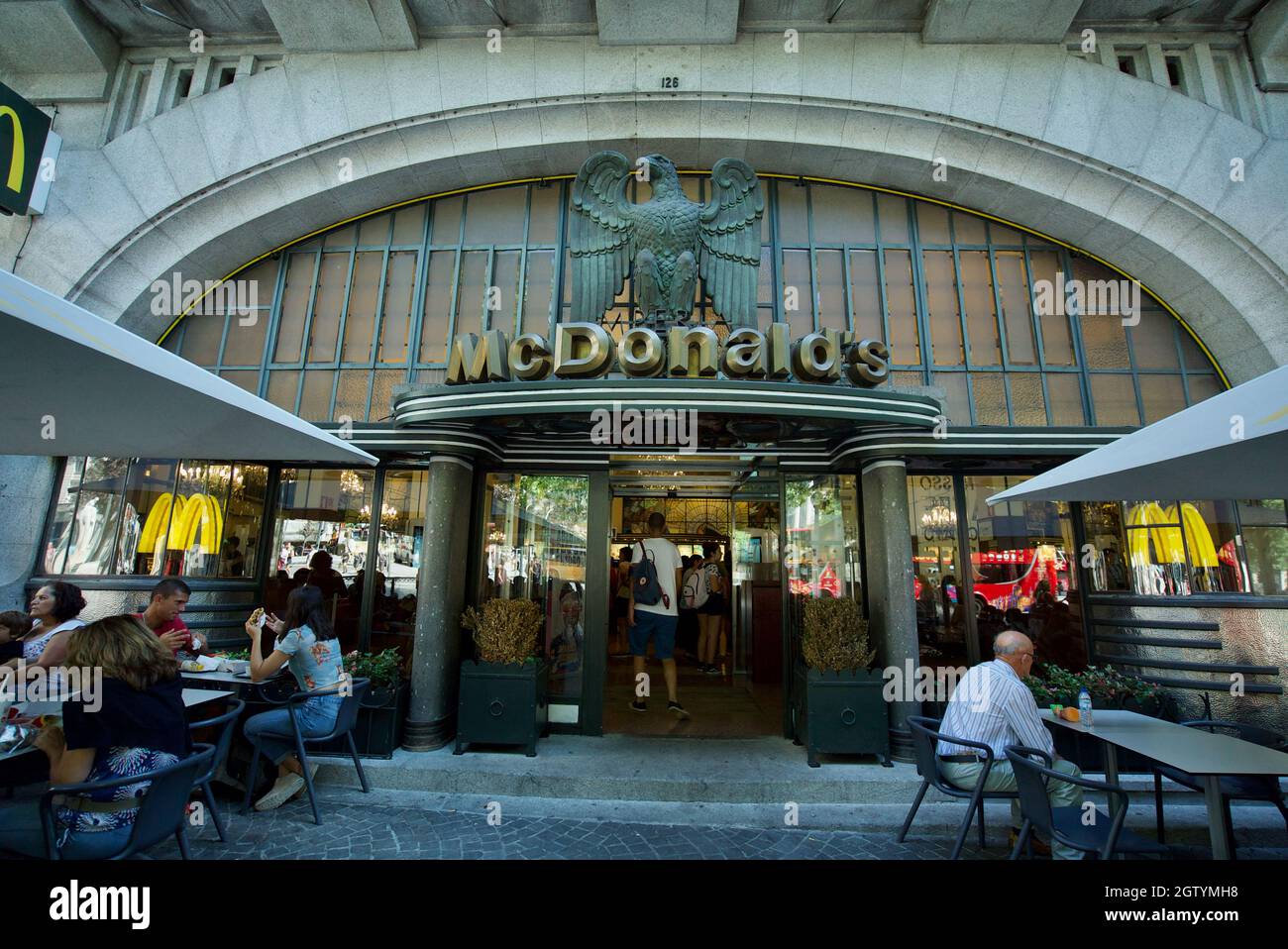 Porto, Portugal - das McDonald's Imperial Restaurant ist ein historisches Gebäude im Stadtzentrum mit Art déco-Design und Kronleuchtern. Außenansicht von außen. Stockfoto