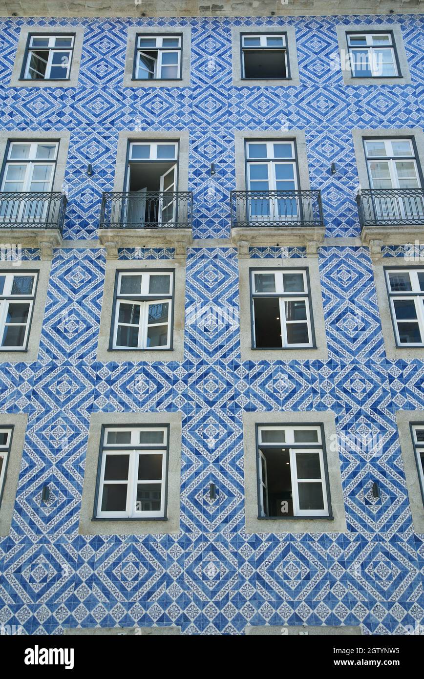 Farbenfrohe Gebäude in Porto, Portugal. Typisch portugiesische Häuser in einer Seitenstraße/Straße. Mehrfarbige Fassade der Gebäude. Historische Apartments. Stockfoto