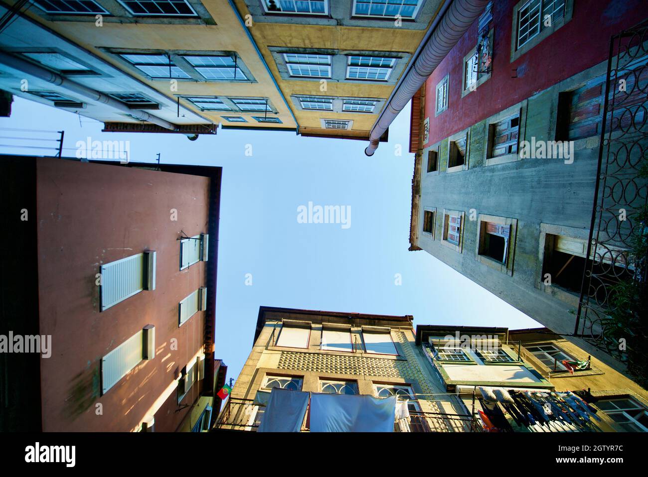 Farbenfrohe Gebäude in Porto, Portugal. Typisch portugiesische Häuser in einer Seitenstraße/Straße. Mehrfarbige Fassade der Gebäude. Historische Apartments. Stockfoto