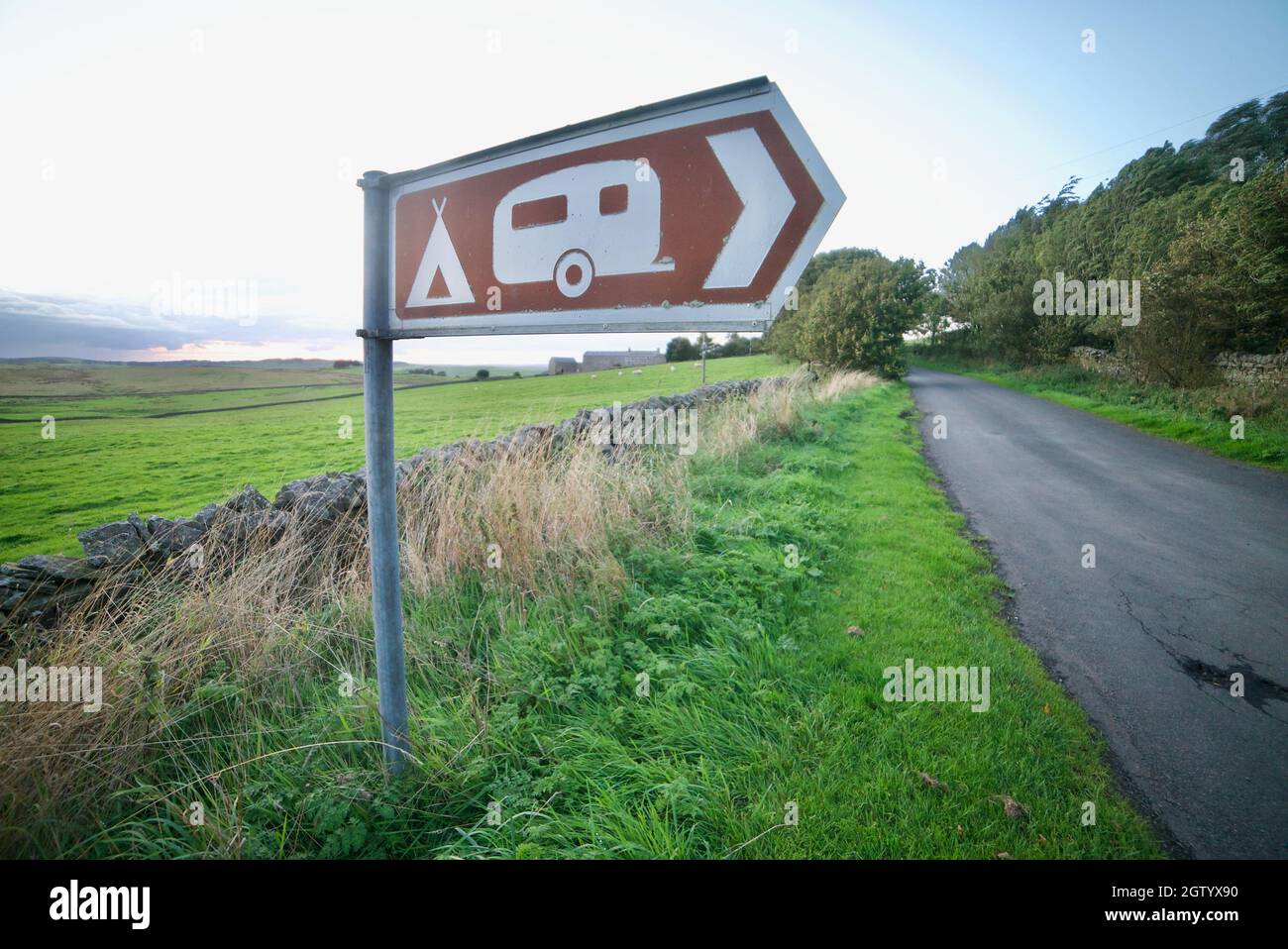 Caravan und Campingplatz, braunes Informationsschild UK, das auf einen Caravan Park oder Campingplatz zeigt Stockfoto