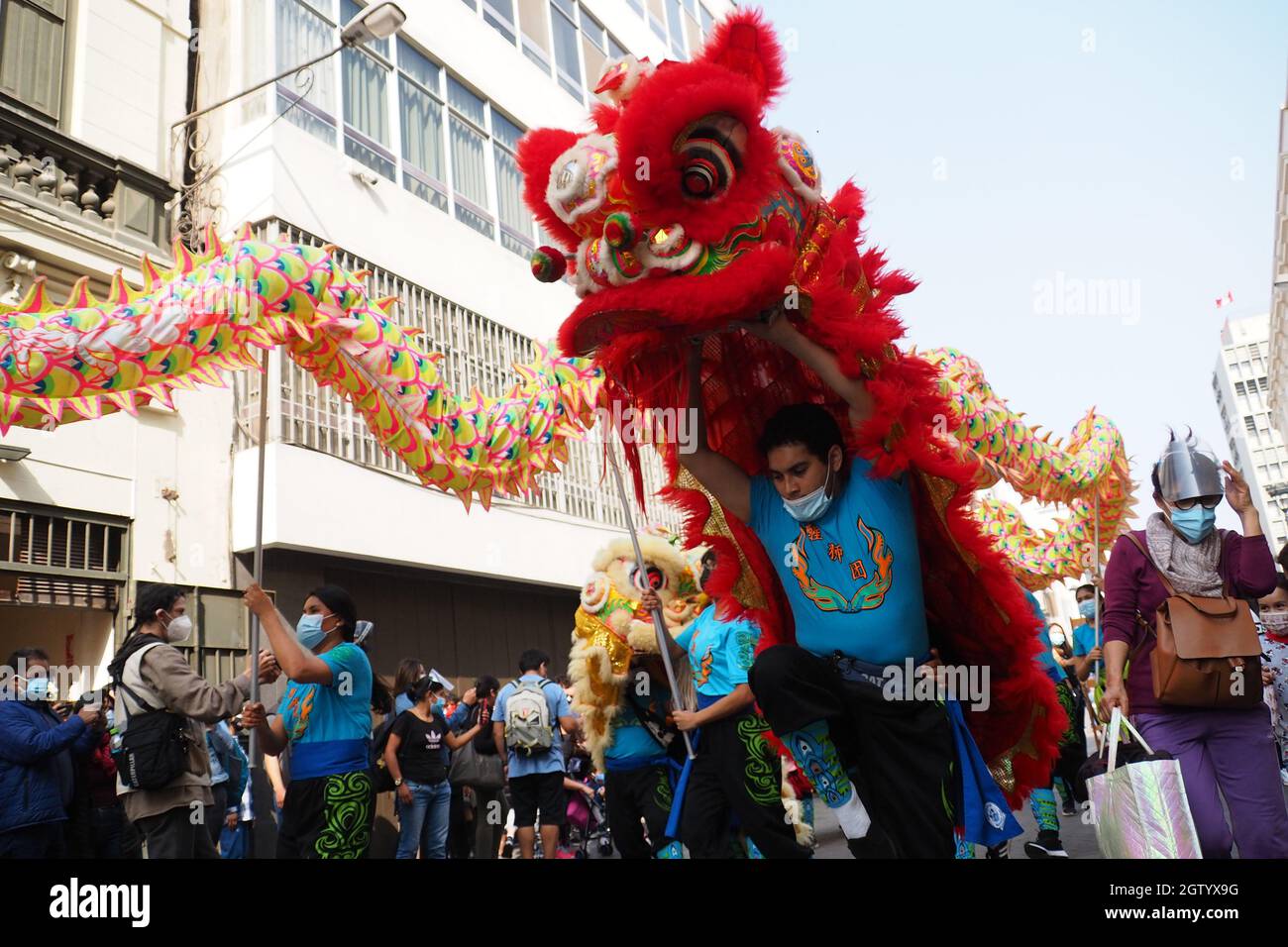 Löwe- und Drachentanz der Künstlerischen Löwengruppe der chinesischen Wohltätigkeitsgesellschaft, die durch die Straßen von Lima, der Hauptstadt Perus, im Rahmen der Feierlichkeiten zur feierlichen Proklamation der Gründung der Volksrepublik China am 1. Oktober 1949 auftrat. Stockfoto