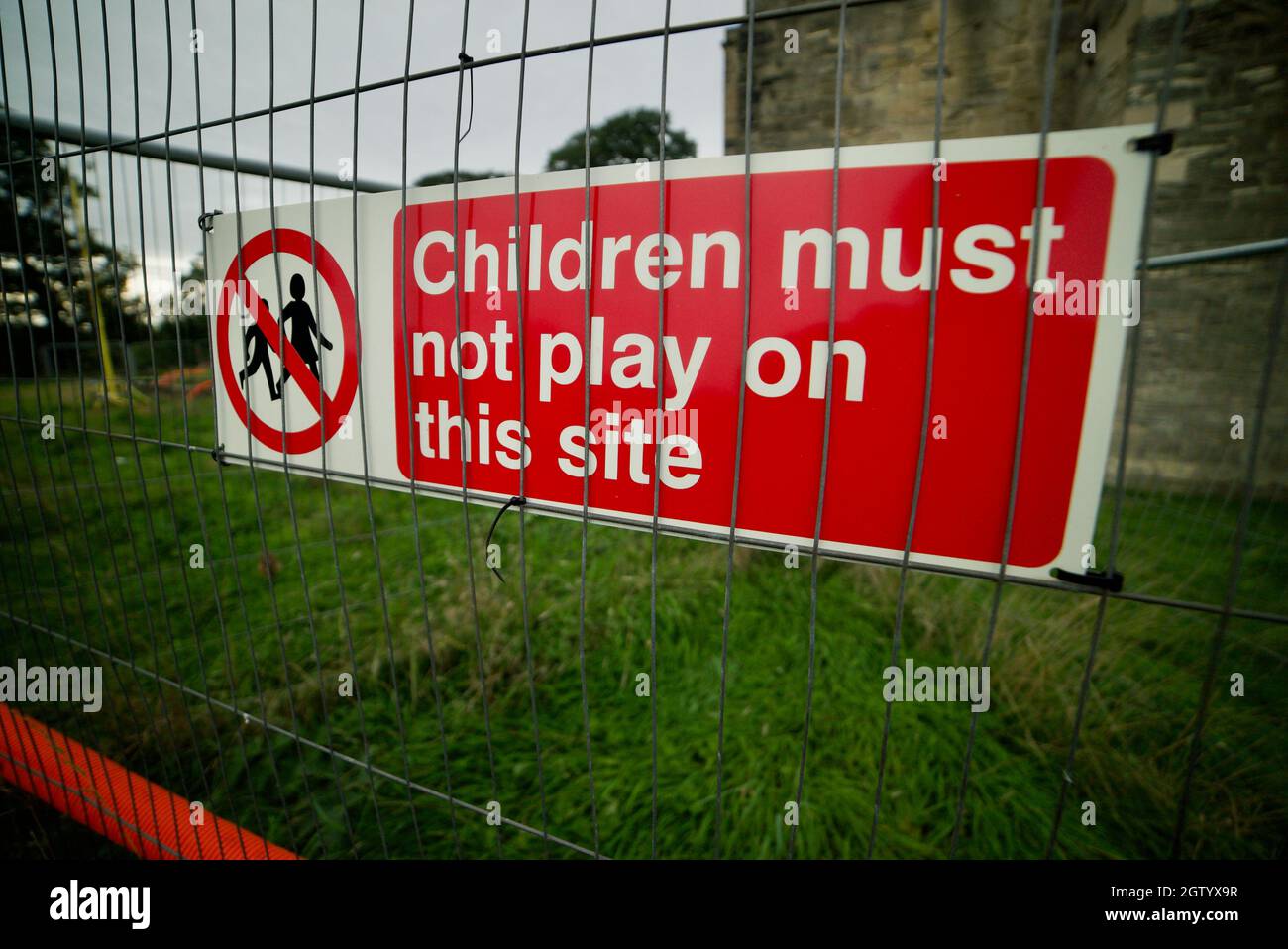 Rotes Bauzeichen „Kinder Dürfen Auf Dieser Baustelle Nicht Spielen“ Warnschild Stockfoto