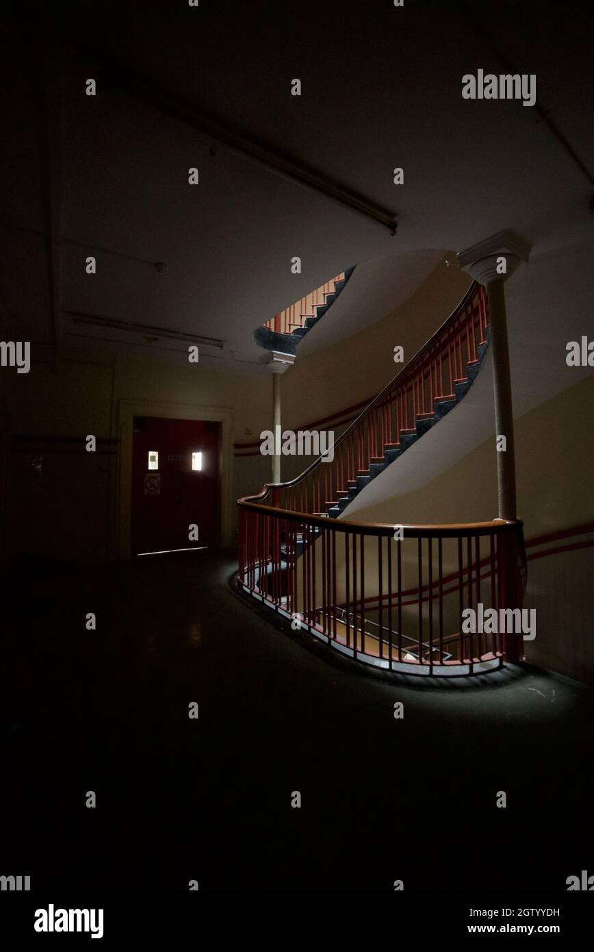 Einzigartige gewundene Treppe im stillgelegten Zoologiegebäude der Liverpool University (verlassen/verfallen) Stockfoto