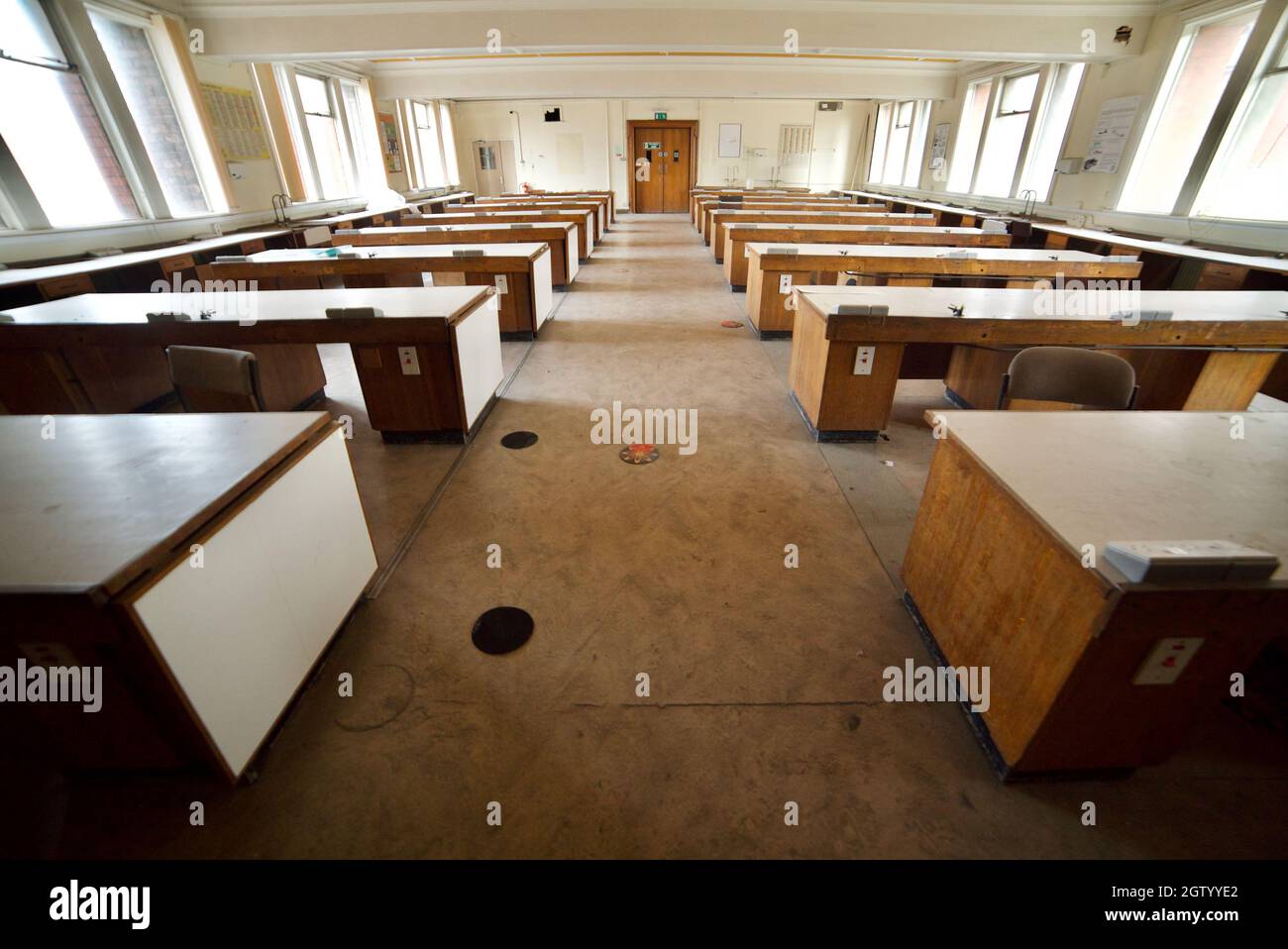 Altes Wissenschaftslabor/Klassenzimmer in einer verlassenen Universität (Zoologiegebäude) der Liverpool University (verlassene/verlassene Universität) Stockfoto