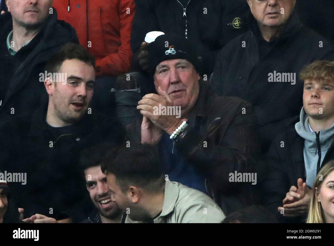 London, Großbritannien. Oktober 2021. Jeremy Clarkson sieht sich das Spiel an und trägt beim EPL-Spiel Chelsea gegen Southampton im Stamford Bridge Stadium, London, Großbritannien, am 2. Oktober 2021 einen didaktischen Squat Farm Shop Hut. Kredit: Paul Marriott/Alamy Live Nachrichten Stockfoto