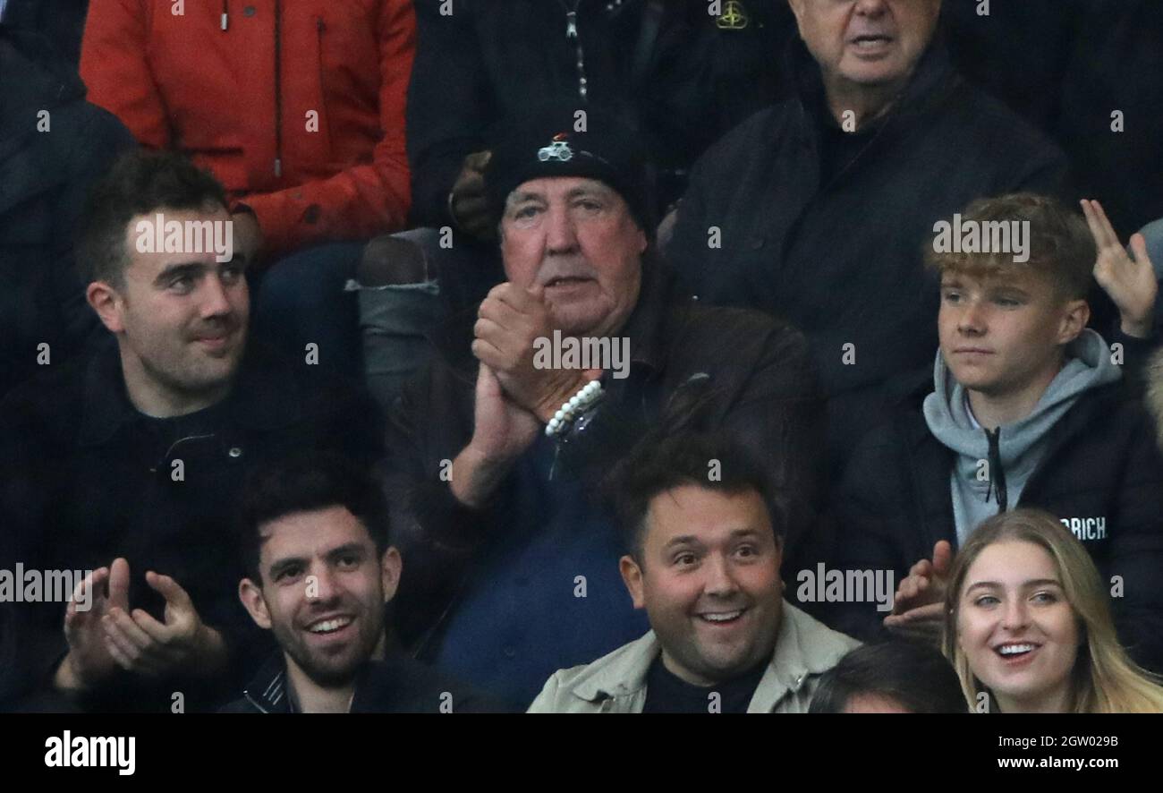 London, Großbritannien. Oktober 2021. Jeremy Clarkson sieht sich das Spiel an und trägt beim EPL-Spiel Chelsea gegen Southampton im Stamford Bridge Stadium, London, Großbritannien, am 2. Oktober 2021 einen didaktischen Squat Farm Shop Hut. Kredit: Paul Marriott/Alamy Live Nachrichten Stockfoto