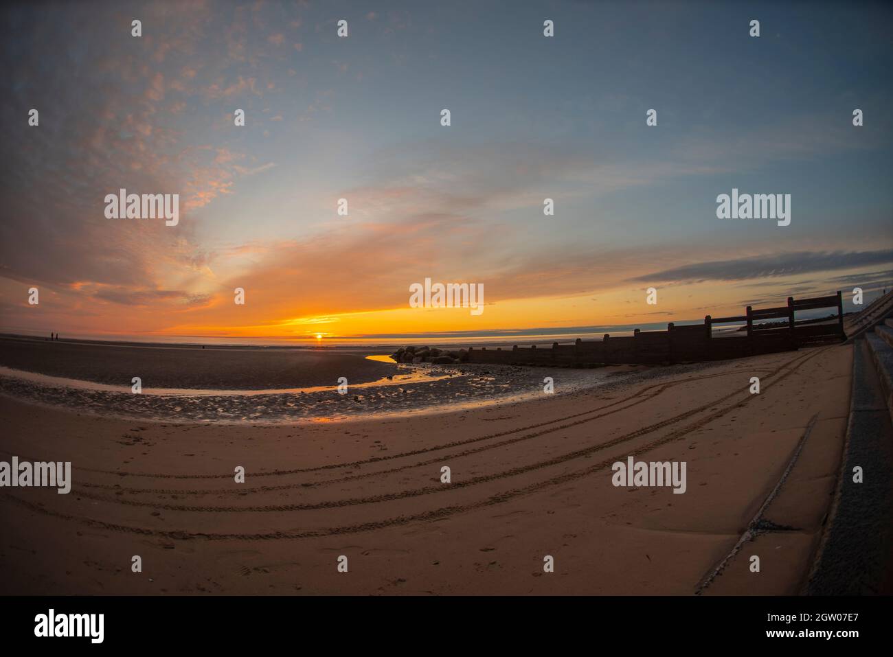 Cleveleys Beach Sunset, Fylde Coast, Lancashire, Großbritannien. Cleveleys hat einen atemberaubenden Strand, der einen Besuch wert ist. Eine kurze Straßenbahnfahrt von Blackpool entfernt. Stockfoto