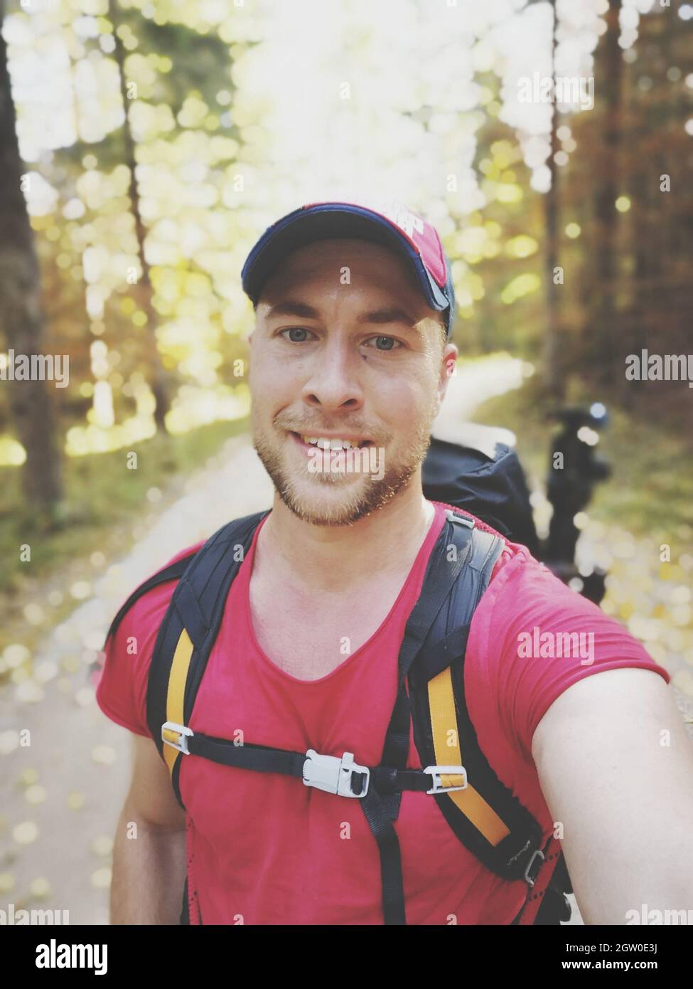 Portrait von Lächelnden jungen Mann im Wald Stockfoto