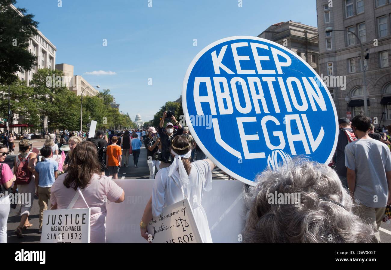 2021 frauenmarsch in Washington DC, der nach dem Verbot der meisten Abtreibungen in Texas den weiteren Zugang zu Abtreibungen fordert und die drohende Bedrohung für Roe gegen Wade in der bevorstehenden Sitzung des Obersten Gerichtshofs. Tausende marschieren von der Kundgebung am Freedom Plaza zum Obersten Gerichtshof der USA. 2. Oktober 2021. Stockfoto