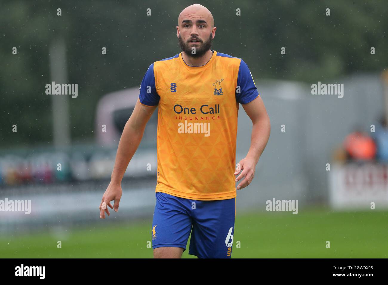 MANSFIELD, GROSSBRITANNIEN. Farrend Rawson von Mansfield Town während des Sky Bet League 2-Spiels zwischen Mansfield Town und Barrow im One Call Stadium, Mansfield, am Samstag, den 2. Oktober 2021. (Kredit: Mark Fletcher | MI News) Kredit: MI Nachrichten & Sport /Alamy Live News Stockfoto