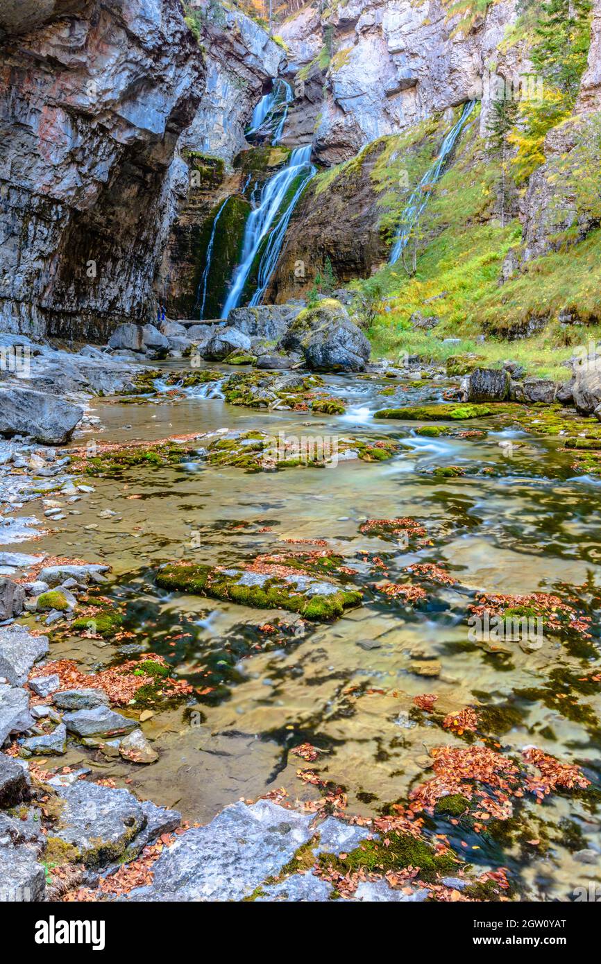 Erstaunlicher Wasserfall im Canyon Tal. Stockfoto