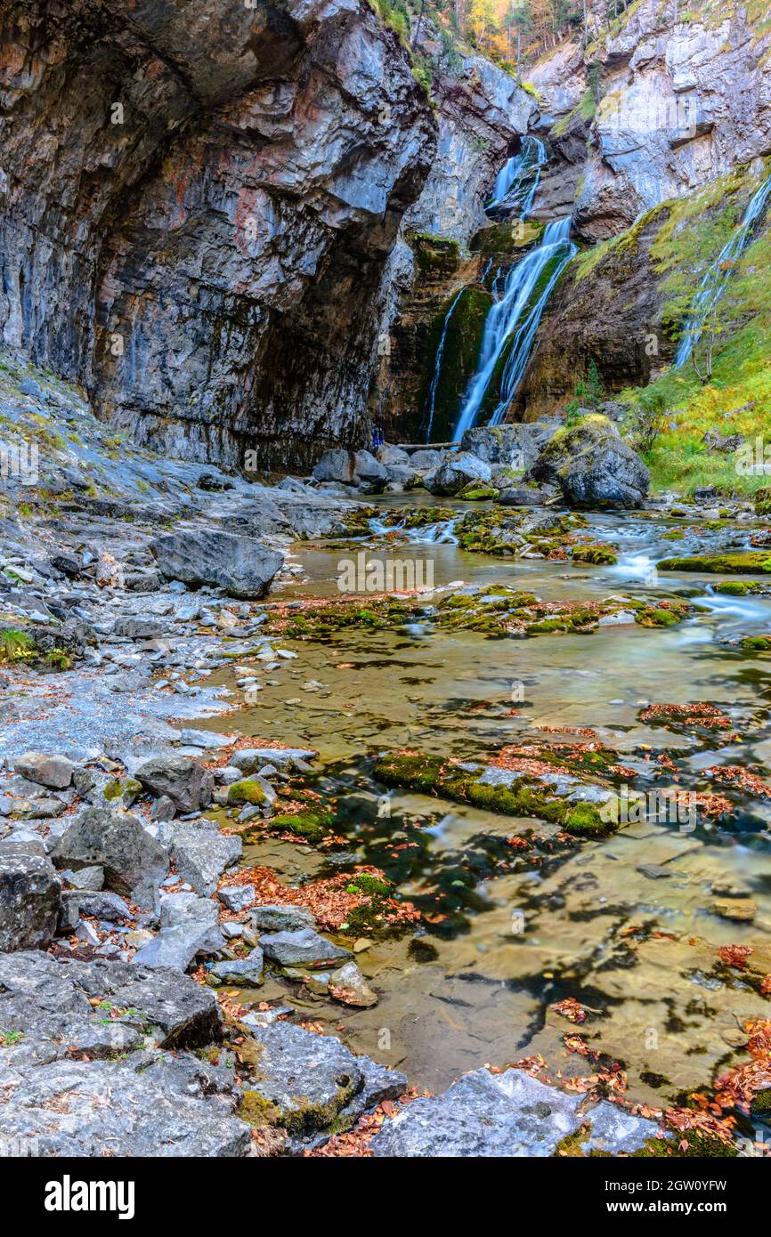 Atemberaubender Wasserfall in der Schlucht. Stockfoto