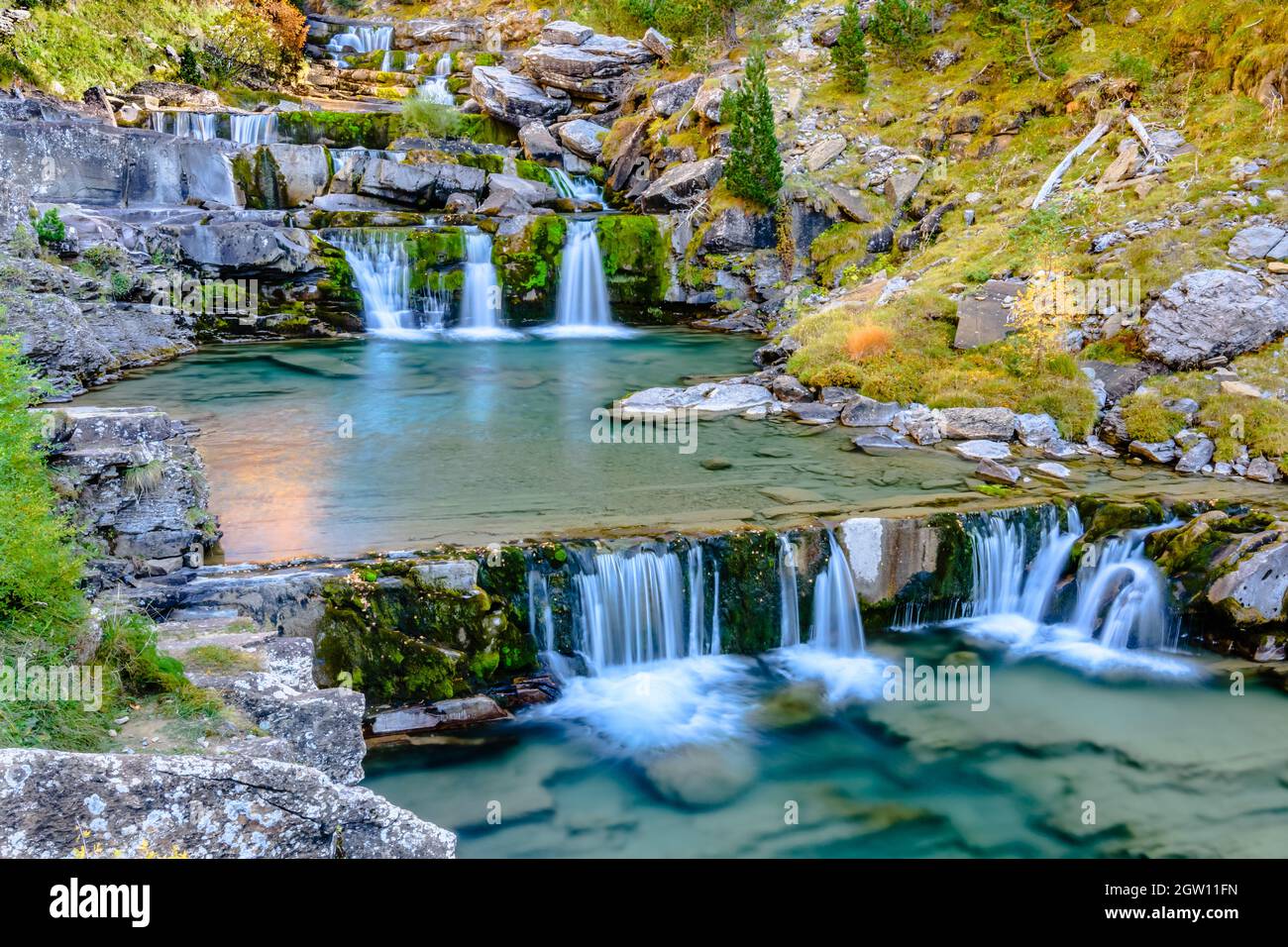 Wunderschöne Landschaft mit Wasserfällen auf einem Fluss im Tal von Ordesa (Provinz Huesca, Spanien) Stockfoto