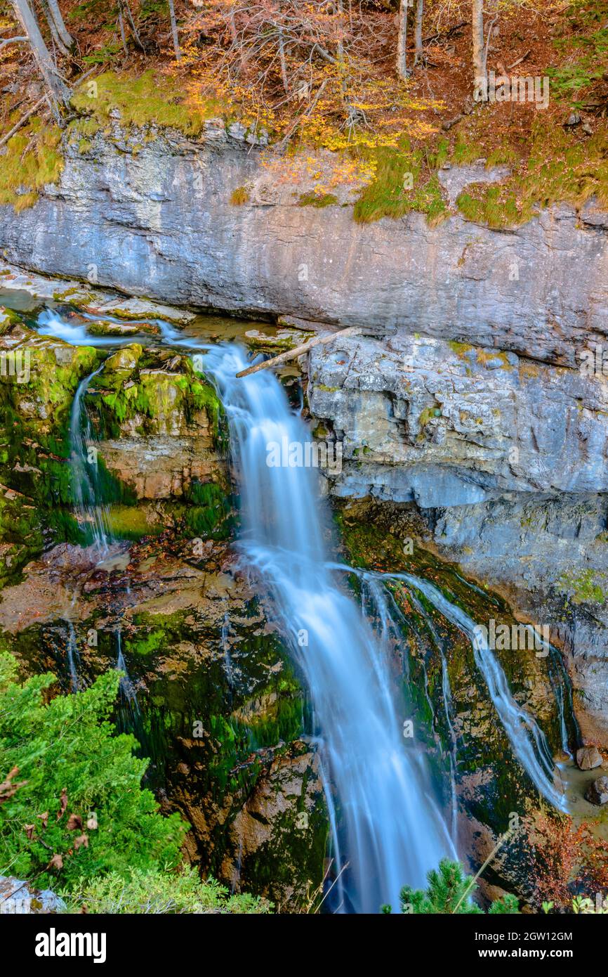 Erstaunlicher Wasserfall in der Herbstsaison. Stockfoto