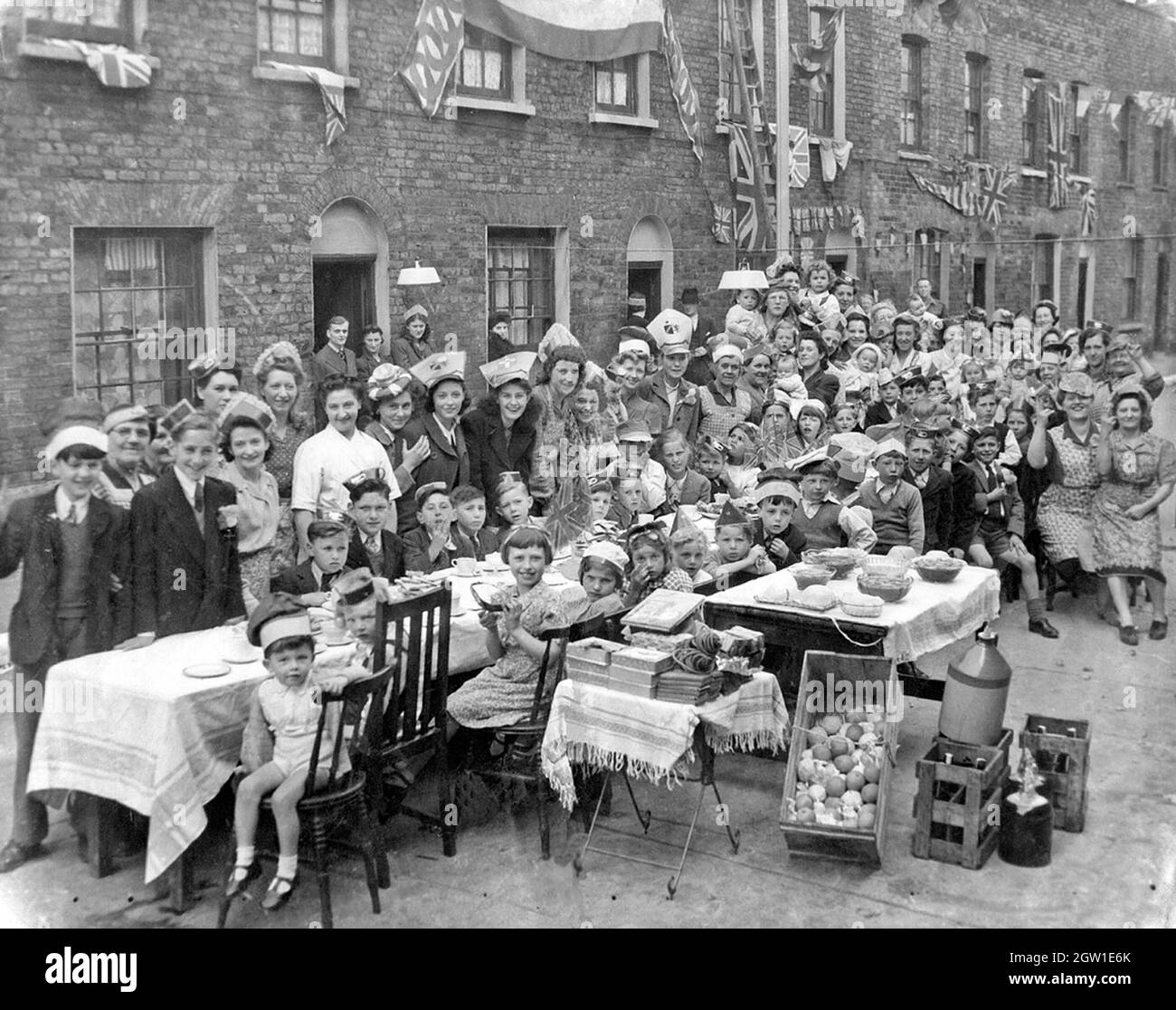 Eine Straßenparty am VE Day (Tag des Sieges in Europa), dem 8. Mai 1945 Stockfoto