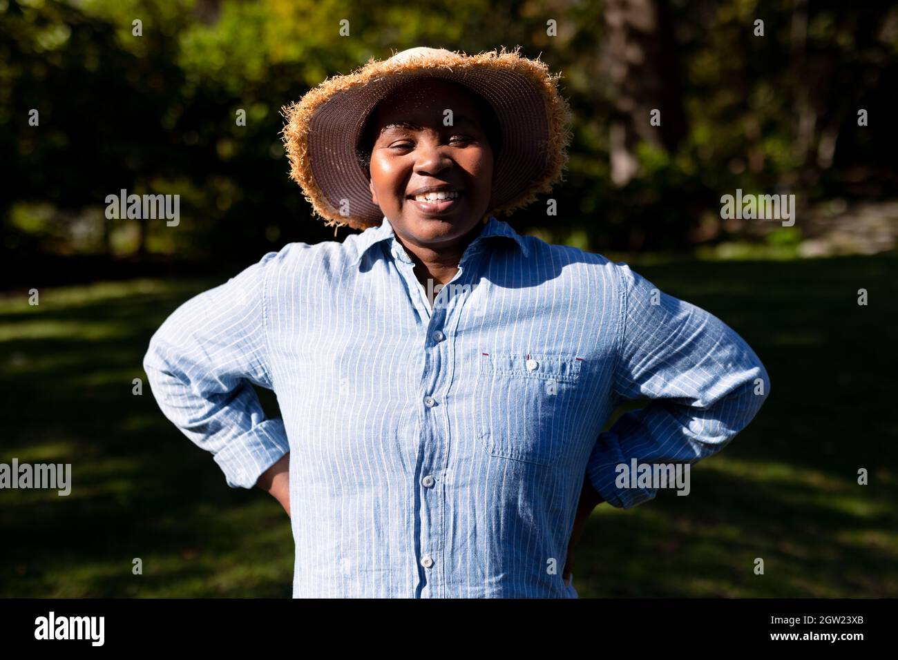 Porträt einer glücklichen afroamerikanischen älteren Frau, die im Freien fotografiert Stockfoto