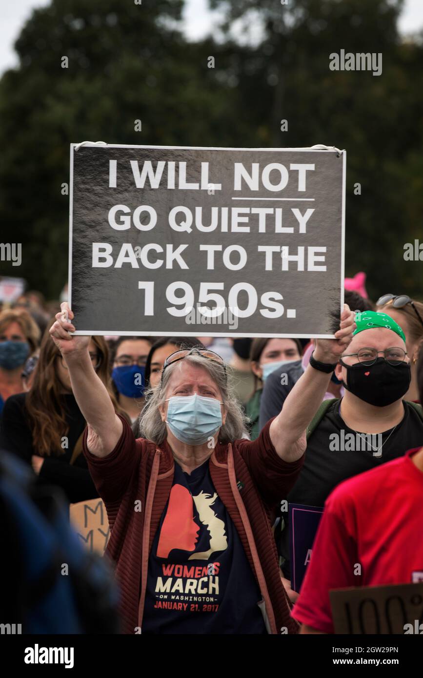 Women’s March, Franklin Park, Boston, Massachusetts 02. Okt.2021. Mehr als 1,000 versammelten sich zur Unterstützung der Abtreibungsrechte, als über 600 ähnliche Demonstrationen in den Vereinigten Staaten als Reaktion auf ein Gesetz des Staates Texas, das Abtreibungen stark einschränkte, abgehalten wurden. Kredit: Chuck Nacke / Alamy Live Nachrichten Stockfoto