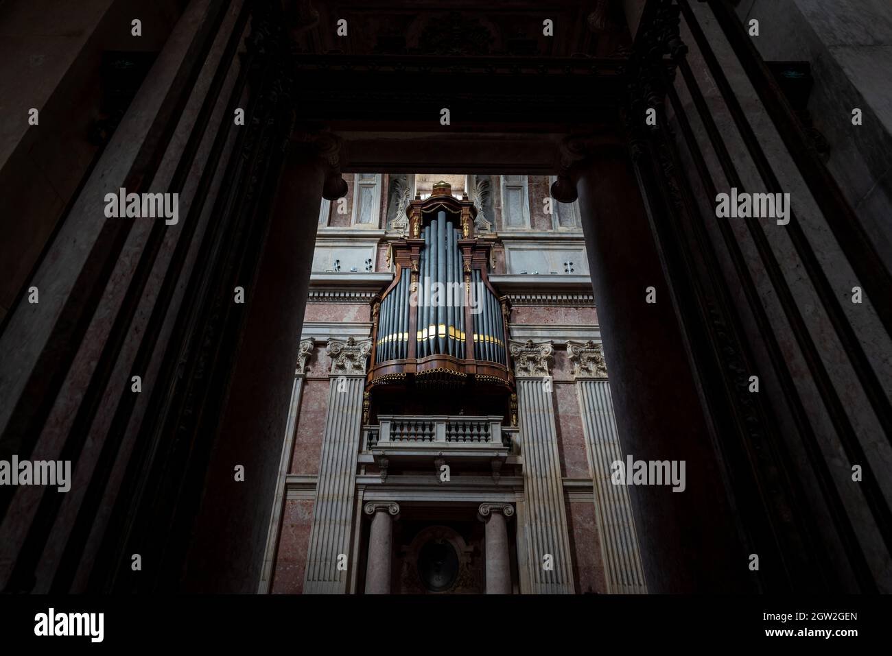 Orgel der Basilika im Palast von Mafra - Mafra, Portugal Stockfoto