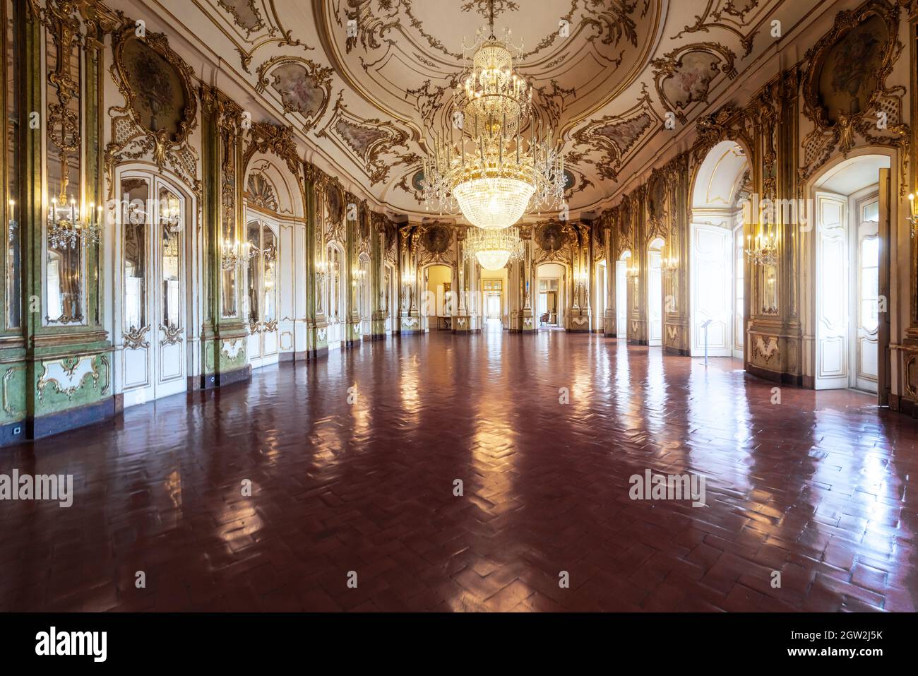 Ballsaal oder Thronsaal im Queluz Palace Interior - Queluz, Portugal Stockfoto