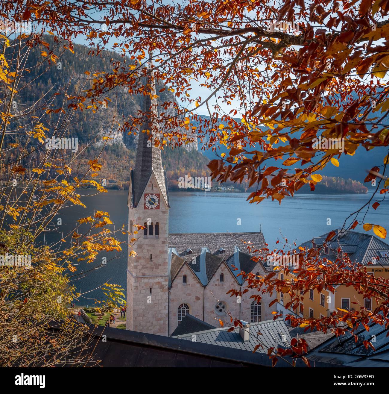 Hallstatt Evangelische Kirche mit Herbstfarben - Hallstatt, Österreich Stockfoto