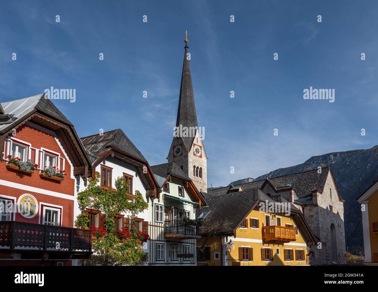 Hallstatt Bunte Gebäude und evangelischer Kirchturm - Hallstatt, Österreich Stockfoto
