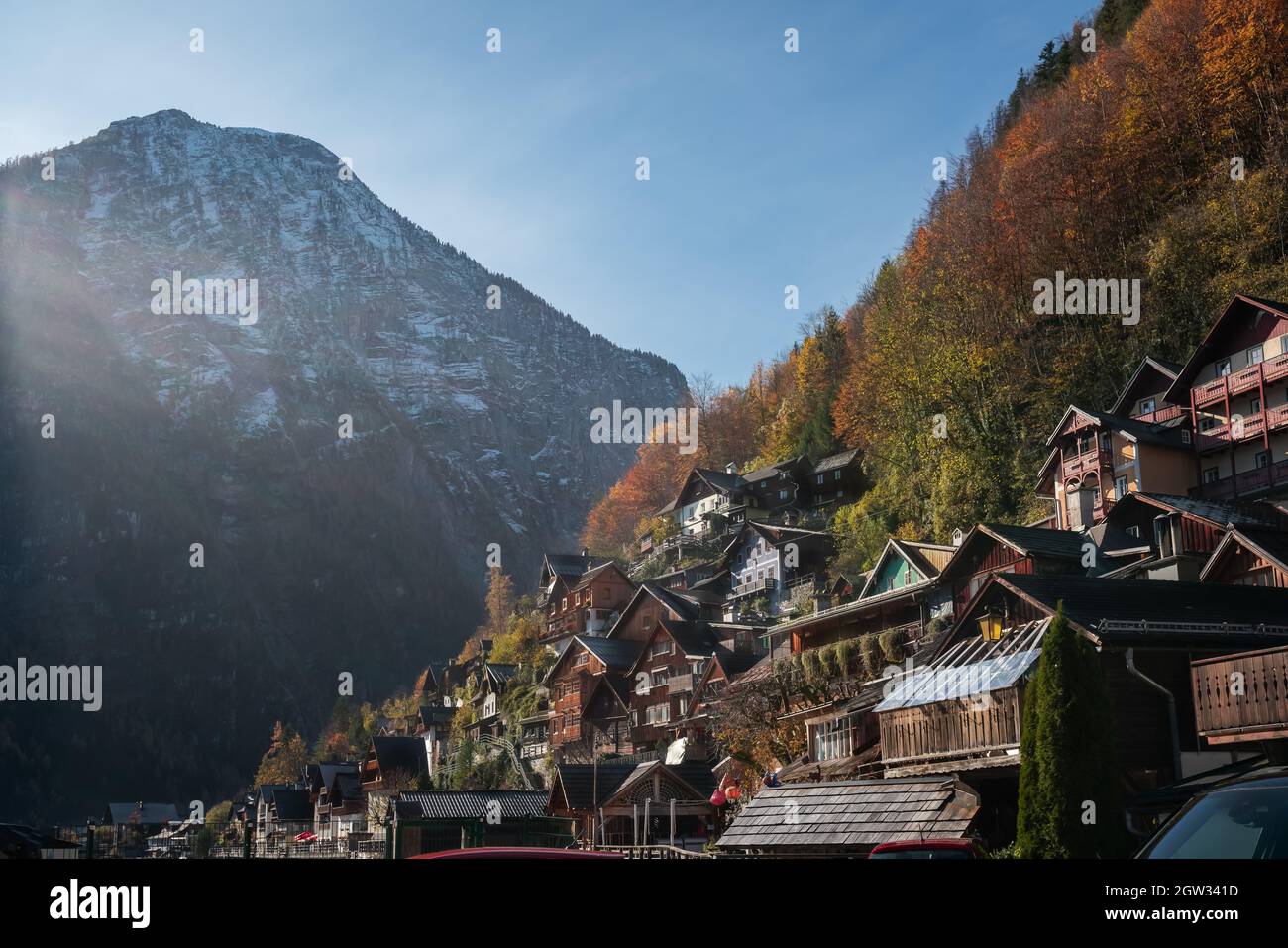 Holzhäuser auf dem Hügel an der Seestrasse mit alpenbergen im Hintergrund - Hallstatt, Österreich Stockfoto