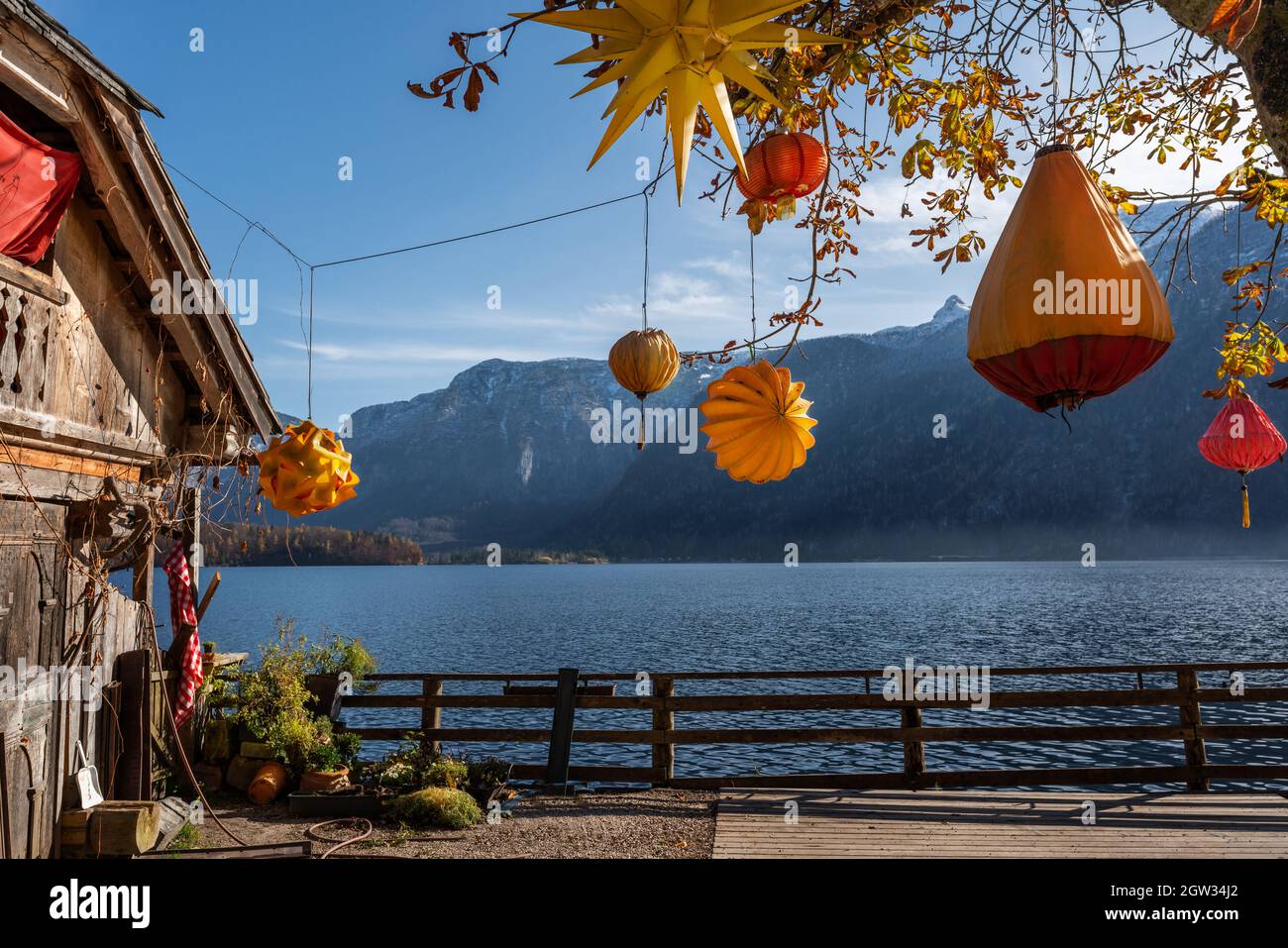 Orangefarbene Laternen-Dekorationen vor dem Hallstätter See - Hallstatt, Österreich Stockfoto