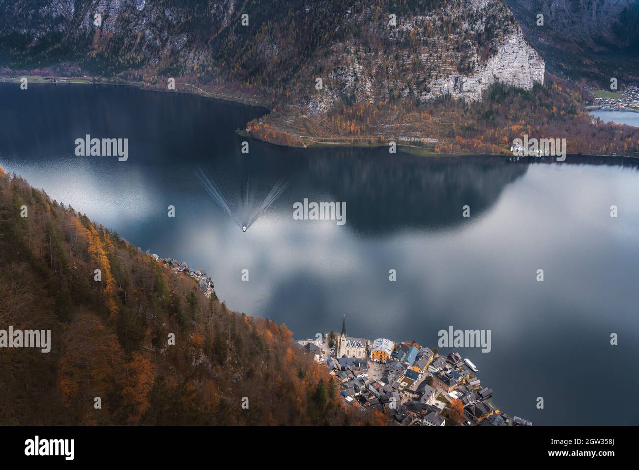 Luftaufnahme des Hallstätter Sees, des Hallstätter Dorfes und Obertraun - Hallstatt, Österreich Stockfoto