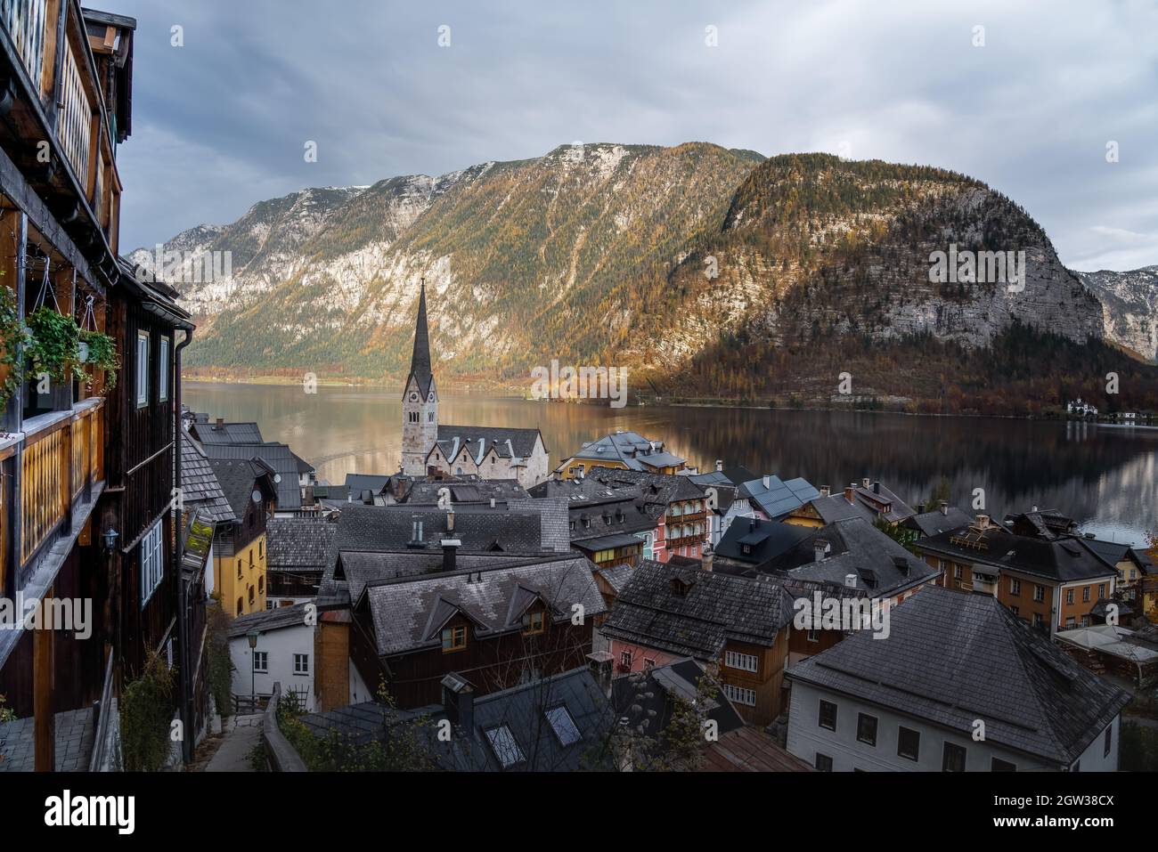 Hochwinkelansicht des Dorfes Hallstatt auf den österreichischen Alpen - Hallstatt, Österreich Stockfoto