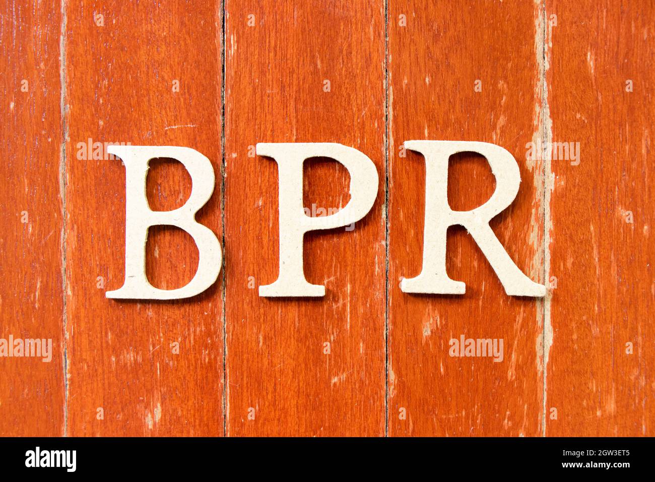 Buchstabenbuchstabe in Wort BPR (Abkürzung für Business Process Reengineering oder Batch Processing Record) auf altem roten Hintergrund der Holzplatte Stockfoto