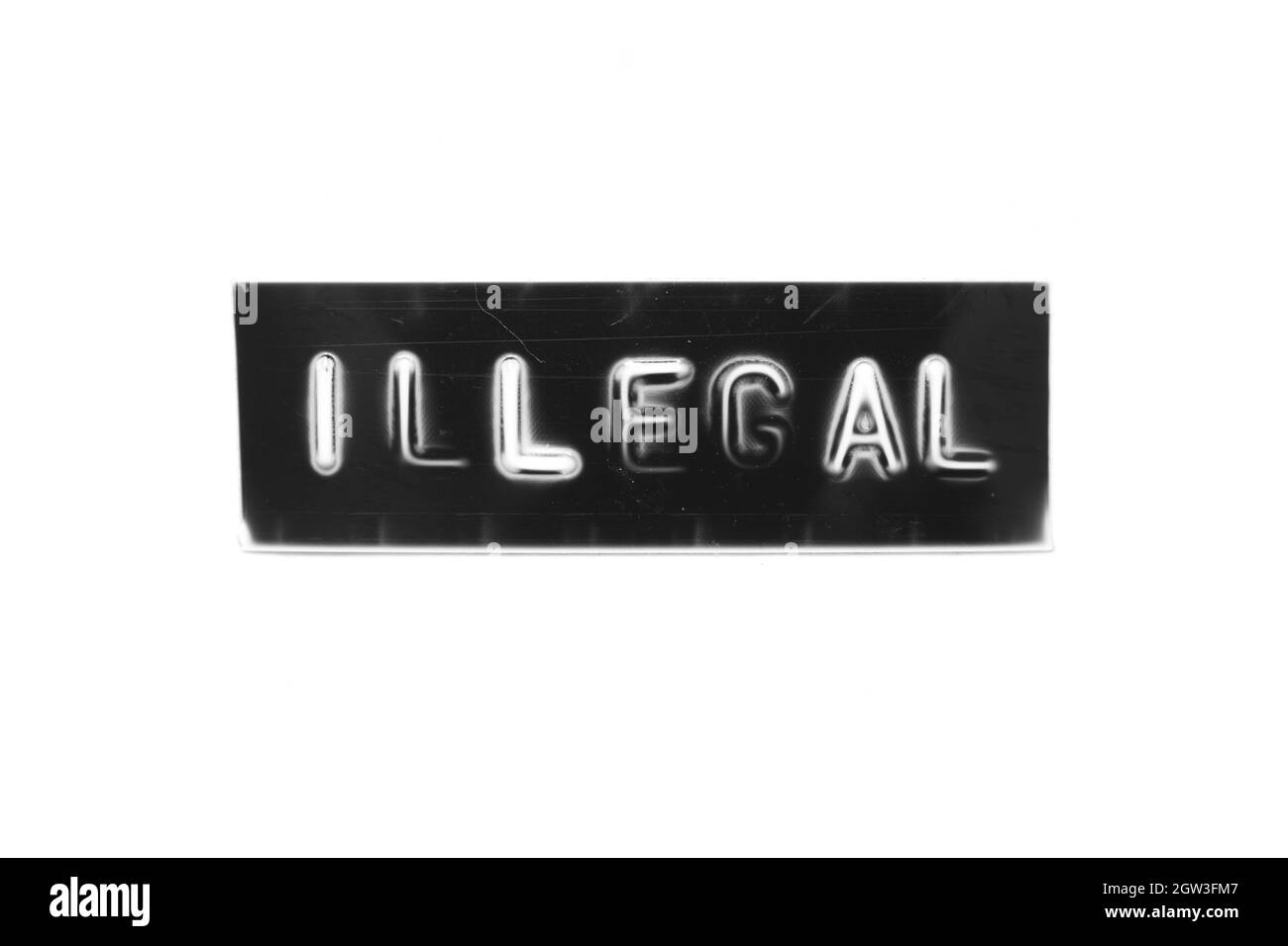 Schwarze farbige Banner mit geprägtem Buchstaben und Wort illegal auf weißem Papier Hintergrund Stockfoto